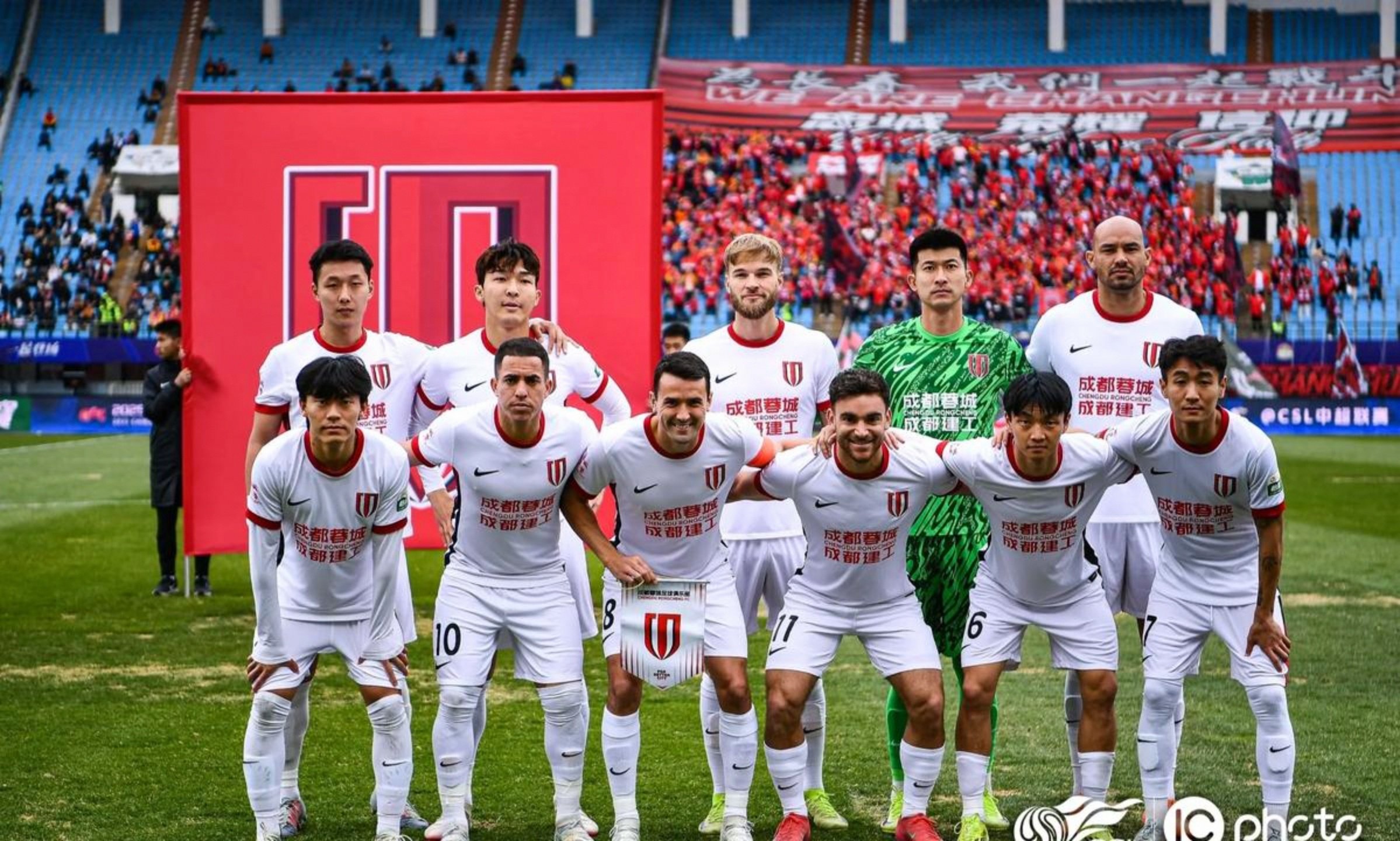 太狠了！成都蓉城转会期防线松动浓眉哥连续十场比赛得分超过惊艳表现，曼城门线救险备战德国杯的简单介绍
