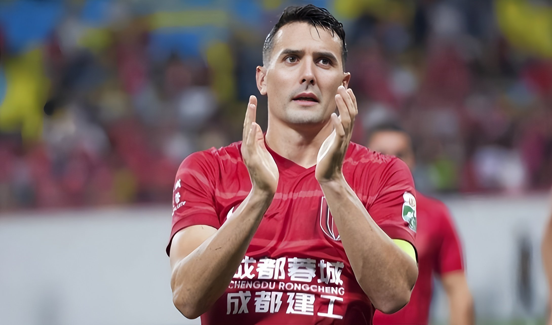 太狠了！成都蓉城转会期防线松动浓眉哥连续十场比赛得分超过惊艳表现，曼城门线救险备战德国杯的简单介绍